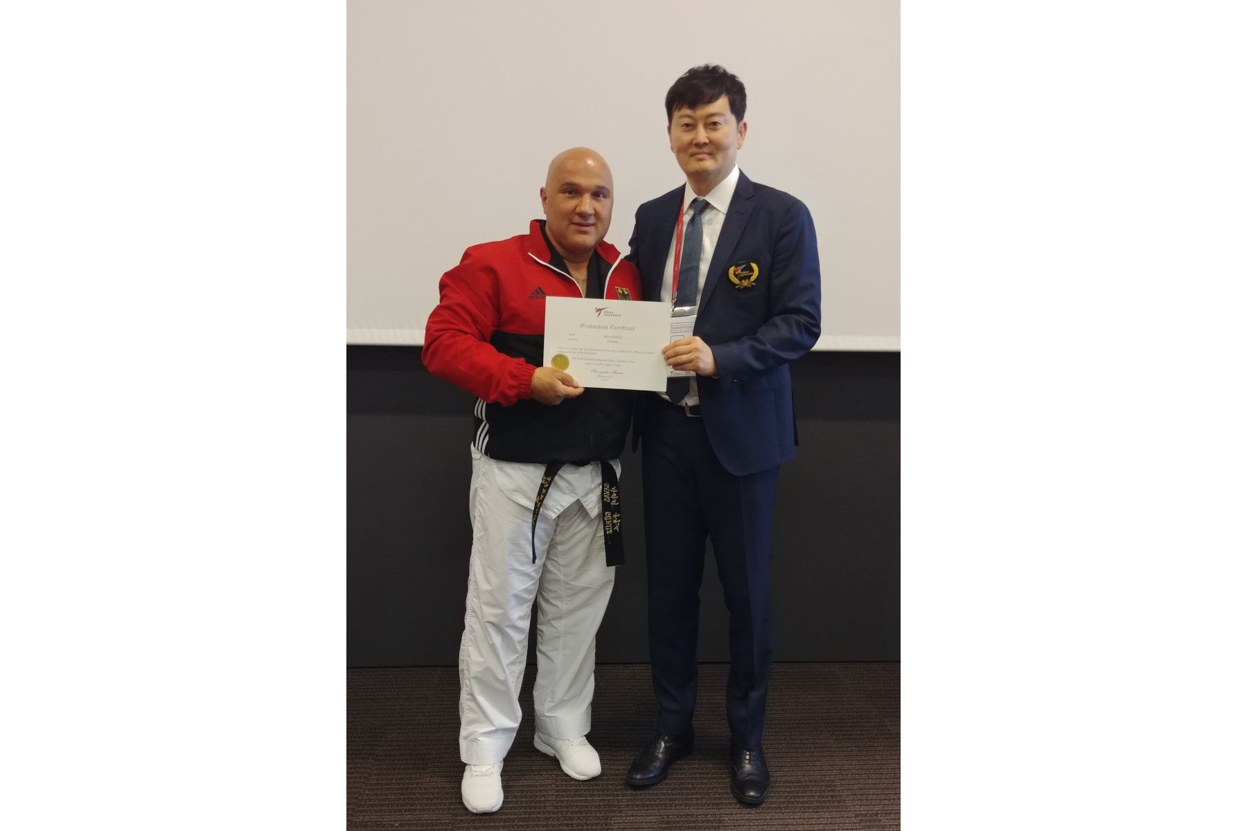 Savas Gürüz, TVSH-Kampfrichterreferenten mit dem Chairman des World Taekwondo Referee Committee, Song Chul Kim